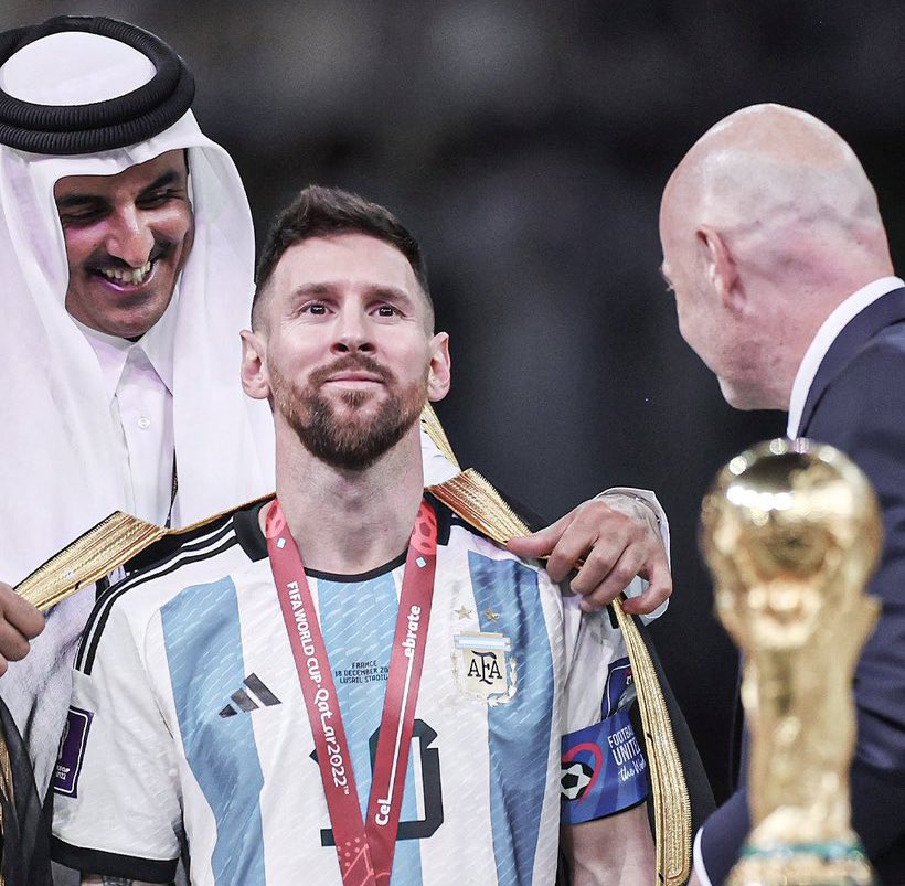 a_albander's tweet photo. The hypocrisy of the western world has become laughable. When #Pele wore a sombrero it was seen as a beautiful thing, but when #Messi wore a Bisht it made him a target for racist comments

What would be their reaction when instead of the Bisht it was a colorful armband?
#WorldCup https://t.co/CTmxCiUAJJ