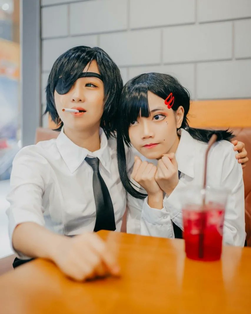 kawamori35's tweet photo. Himeno Senpai &amp; Kobeni Chan🖤🤍
Sup plz🫶

#chainsawmancosplay #himenocosplay #kobenihigashiyama #burmes #kawamori https://t.co/nFGRwC4QxC