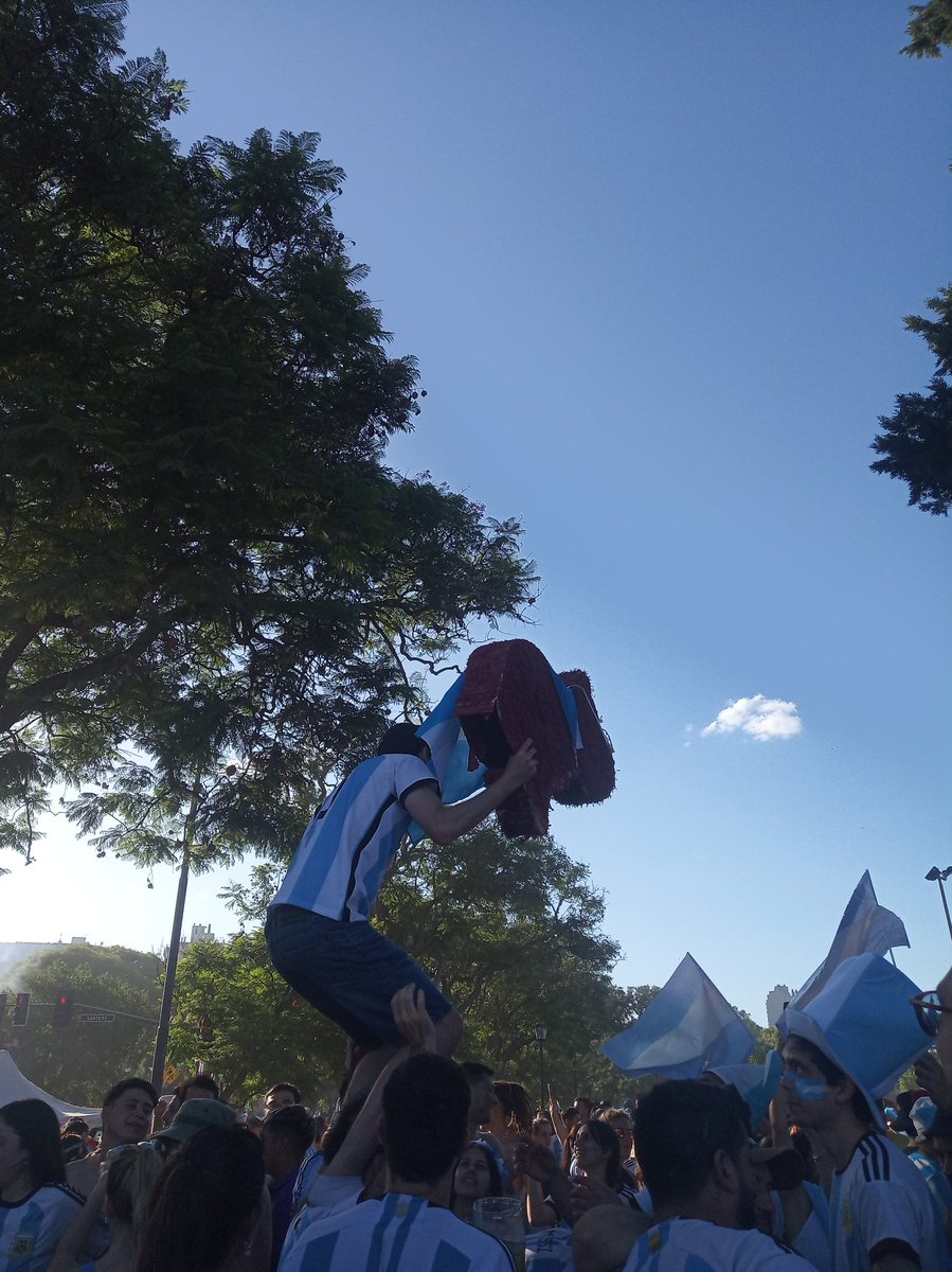 PerezJulia_'s tweet photo. Ayer un man salió a festejar con un carpincho hecho a mano https://t.co/Eis5SMMdpX