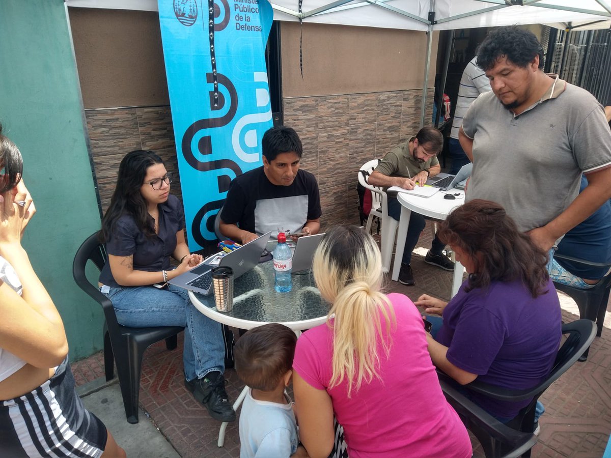 MPDefensaCABA's tweet photo. La semana pasada estuvimos en Villa 21-24, en la Vecinal de Saavedra, en el #CeSac20 de Villa 1-11-14 y en Soldati, acompañando consultas y reclamos junto a nuestros equipos de #Educación y #Niñez sobre el sistema de inscripciones escolares 2023, vacantes y becas. https://t.co/NFfATgViVZ