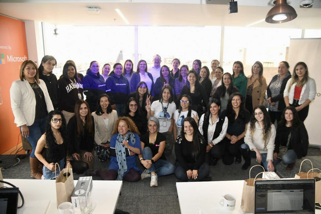 GobDigitalCO's tweet photo. 👩‍💻👩🏻‍💻👩🏽‍💻Finalizamos con éxito el taller de inmersión de @MSFTColombia donde más de 48 mujeres asistieron a  un ejercicio práctico para la realización de retos en términos de protección de amenazas e investigación tipo hunting en vivo en entorno controlado. #SomosElGobiernodelCambio https://t.co/3gdPJzmJeu