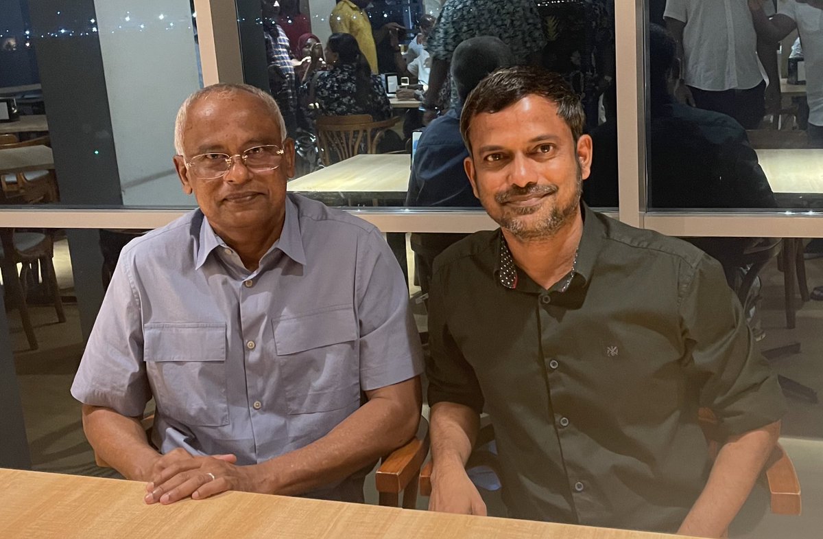 ilyasmohamed's tweet photo. ރައީސުލްޖުމްހޫރިއްޔާ @ibusolih ރިޔާސީ އިންތިހާބަށް ތައްޔާރުވުމާ ގުޅޭގޮތުން އެމްޑީޕީ ގައުމީ މަޖިލިސް މެންބަރުންނާ ބައްދަލުކުރައްވާ މަޝްވަރާކުރައްވައިފި. 

މި ބިޔަ ބޮޑު ޕާރޓީގެ ގައުމީ މަޖިލިސް ރައީސް @ibusolih އާއެކު ގަދަކޮށް މިތިއްބެވީ 💛💪

#Ibu2023 https://t.co/j9Fk61Zoyu