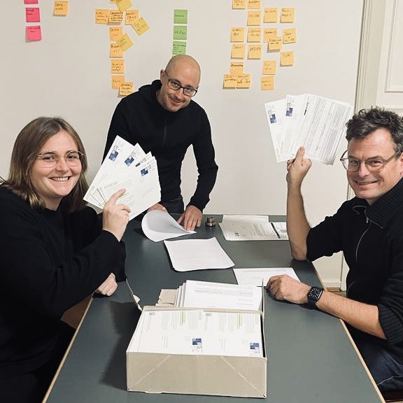 📩 Direkte Demokratie heisst einpacken 😅 Schlussspurt-Versand mit <a href="/MirjamKottmann/">Mirjam Kottmann</a> <a href="/samraymann/">Samuel Raymann 👨🏼‍🌾</a> und Suhyene für #Umweltverantwortung #Initiative. 👉🏼Es fehlen 10‘000 Unterschriften bis Januar! <a href="/Umwelt_Ja/">Initiative für Umweltverantwortung</a> <a href="/wecollectCH/">WeCollect</a> wecollect.ch/projekte/umwel…