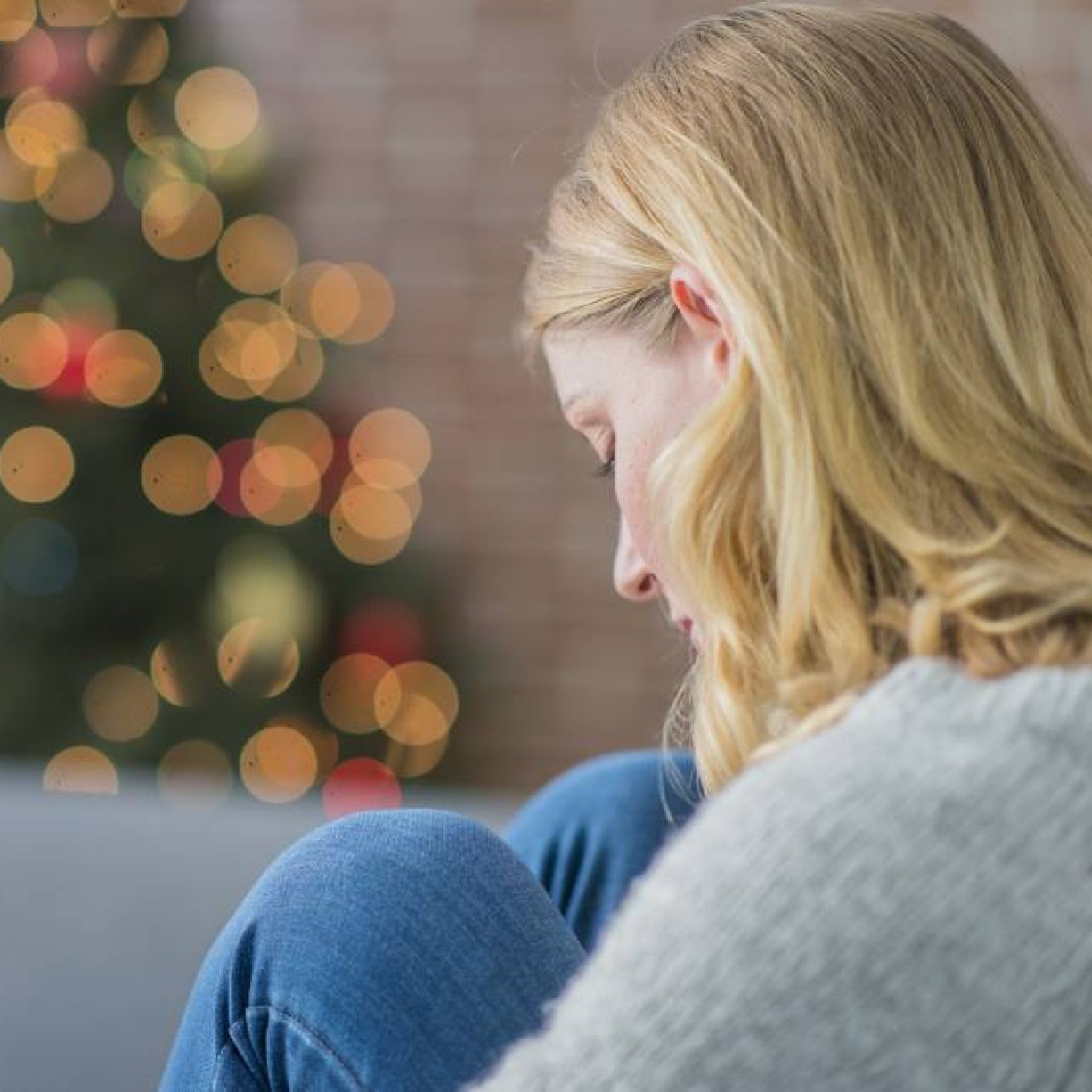 Funeral_MA's tweet photo. As funeral professionals, we know that the holidays can be one of the hardest times of the year for those grieving the loss of a loved one. Here are our tips for how to guide your community and yourself through what can be a difficult season: https://t.co/mTIx78tX2K https://t.co/do0LljRr2t