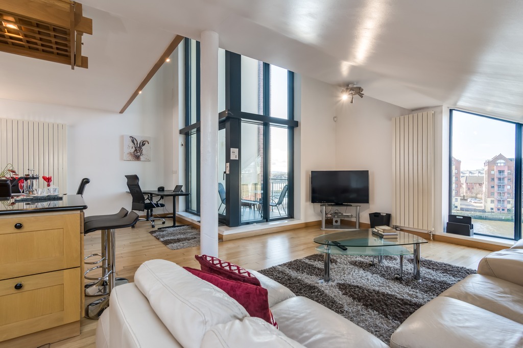 ⭐Show stopper⭐

This 5 bedroom penthouse with river views is something else.

See the rest of the photos and the rates here bit.ly/3eSjogx