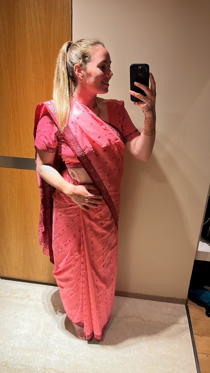 Wello in a saree 💃 if I’m wearing it wrong please tell me 🤣 what do we think?
