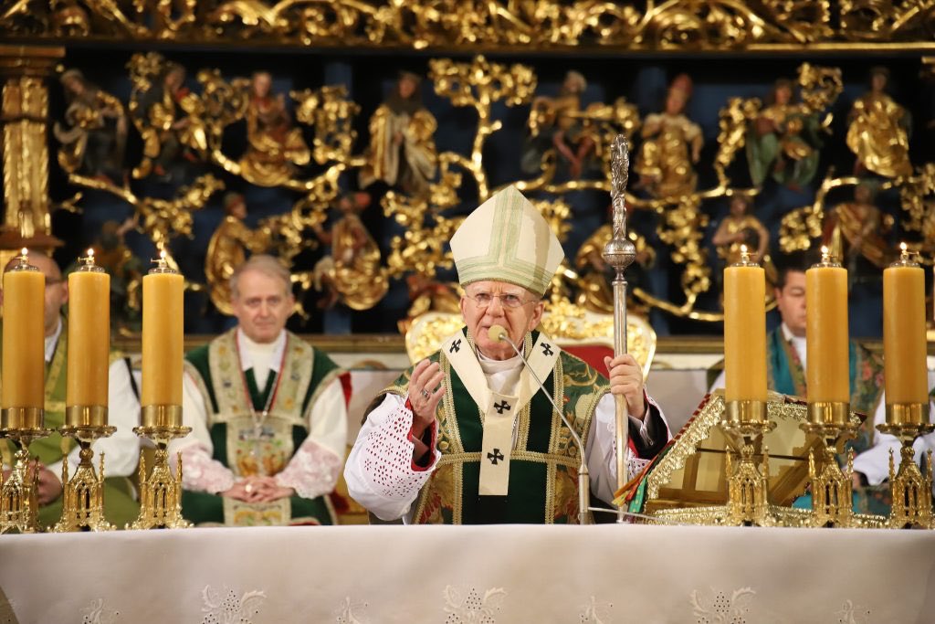 JarekMyjak's tweet photo. Jeśli chodzi o ubogich, to na Światowy Dzień Ubogich abp.#Jedraszewski występuje nieodmiennie w złocie i złotogłowiu @ArchKrakowska https://t.co/Qa6pdT3jnO https://t.co/Q32rHDhNLx