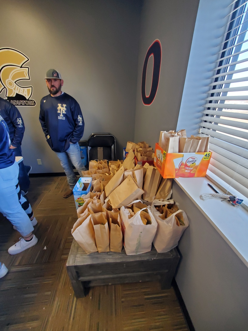 NEThunderGold's tweet photo. Selfless &amp; humble... a group of young ladies willing to give their time for others! The team wanted to spread some cheer this holiday season and got together to make sack lunches for the Open Door Mission, feeding the homeless and less fortunate. Very proud of this group! https://t.co/dxU4g1MWnt