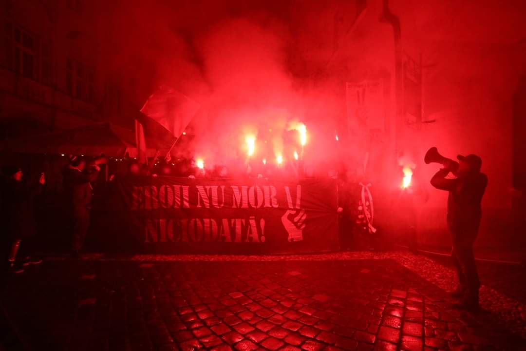 PolitehnicaT's tweet photo. 👊 March of Heroes, 17th edition. By South Stands (Peluza Sud) Timişoara.

#HeroesNeverDie #Respect89 https://t.co/kJdudyUMvh