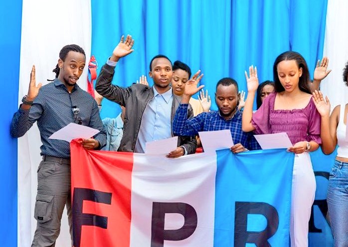 TheFactTV_'s tweet photo. 🚨AMAKURU MASHYA🚨

Umuhanzi Andy Bumuntu ndetse na Miss 🇷🇼2022 MuhetoDivine  barahiriye kuba abanyamuryango ba RPF Inkotanyi mu karere ka @Nyarugenge 

@RPFyouthnyaru https://t.co/Byyr2bHukU