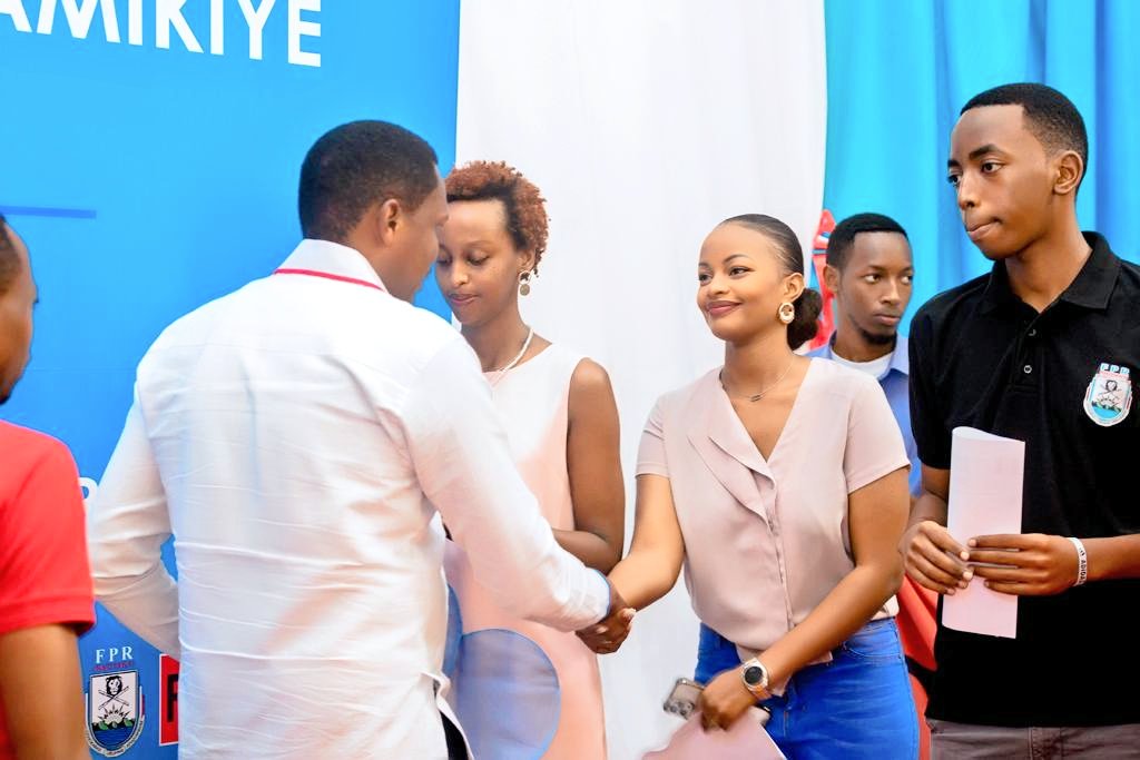 TheFactTV_'s tweet photo. 🚨AMAKURU MASHYA🚨

Umuhanzi Andy Bumuntu ndetse na Miss 🇷🇼2022 MuhetoDivine  barahiriye kuba abanyamuryango ba RPF Inkotanyi mu karere ka @Nyarugenge 

@RPFyouthnyaru https://t.co/Byyr2bHukU