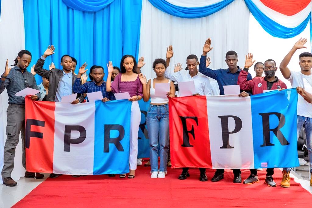 TheFactTV_'s tweet photo. 🚨AMAKURU MASHYA🚨

Umuhanzi Andy Bumuntu ndetse na Miss 🇷🇼2022 MuhetoDivine  barahiriye kuba abanyamuryango ba RPF Inkotanyi mu karere ka @Nyarugenge 

@RPFyouthnyaru https://t.co/Byyr2bHukU