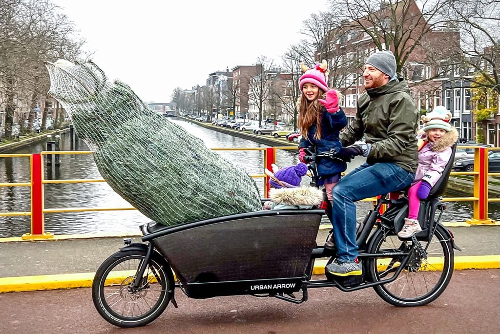 It's that time of year again: The Annual Christmas Tree by Bike post! This marks 10 years of getting home the tree via two-wheeled pedaling transport, complete with four people on the bike (and one tree). Full story and gallery of the adventure: dcrainmaker.com/2022/12/gettin…