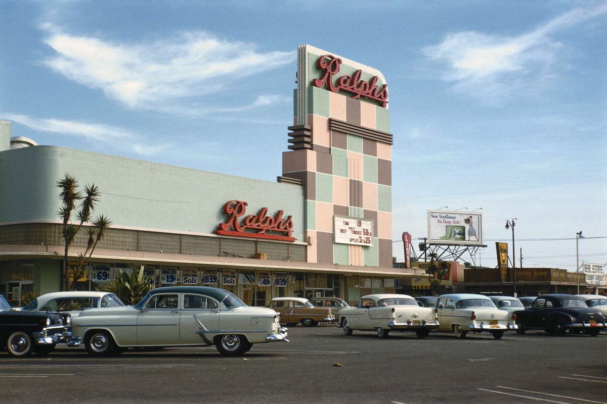 Sunday shopping in #LosAngeles in the 1950's

So clean and safe. No tweakers, no homeless, no blaring stereos. What happened that made us lose this?