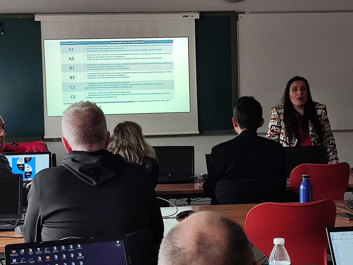iestomvalmadrid's tweet photo. Seguimos con la formación #digcomedu sobre digitalización, hablando sobre el marco de competencia digital. https://t.co/EVpYsydAUw