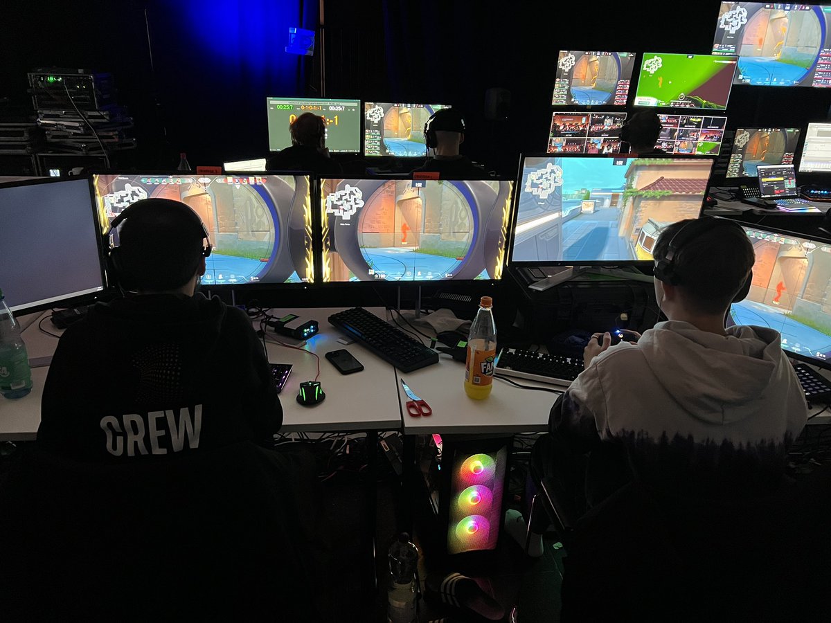 ravenOBS's tweet photo. Taking the opportunity, I'm home from @valleague_dach #DACHUnity Finals and all the stuff in @DreamHackDE and looking back I can't thank all the people I've met this year, all the people I've met there finally in person.
A year of work ended the best way possible, thank you! https://t.co/L0FXVN615q