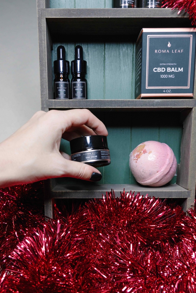 RomaLeaf's tweet photo. They Say Good Things Come In Small Packages, And That’s So True With Our Stocking Fillers. Make Someone’s Christmas Merrier With Our Mini Festive Goodies. Shop Now. 
#2023StockingStuffers  #minigifts #giftideas #CBD #CBDoil #CBDcream #CBDedibles #CBDgummies https://t.co/haDH8OcPPp