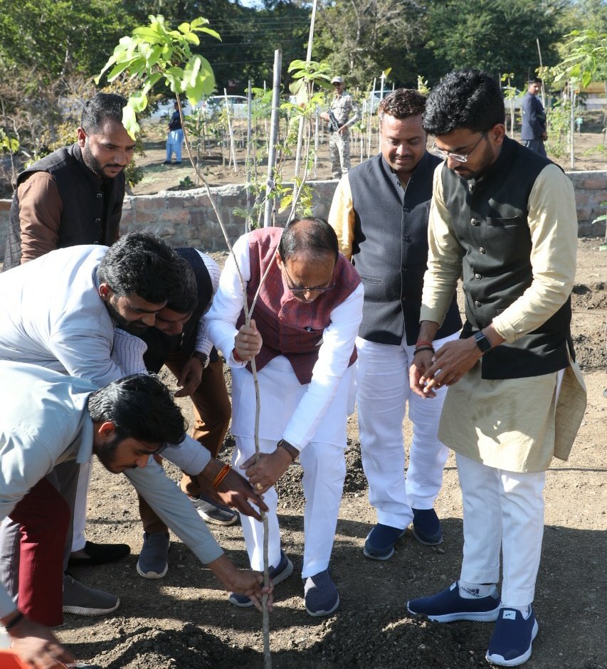 ChouhanShivraj's tweet photo. समाज के कमजोर वर्ग के उत्थान के लिए अपना संपूर्ण जीवन अर्पित कर देने वाले गुना के वरिष्ठ समाजसेवी स्व. भूपेन्द्र सिंह रघुवंशी जी की पुण्य स्मृति में आज भोपाल के स्मार्ट पार्क में कदंब, बादाम और सारिका इंडिका के पौधे लगाये। #OnePlantADay https://t.co/MW2pJwdf3m