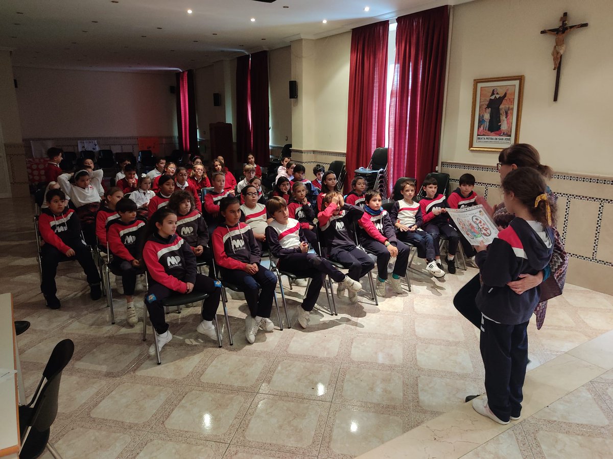 sjosemalaga's tweet photo. El pasado jueves vino a visitarnos Teresa, una maestra del Hospital Materno de Málaga, quien nos explicó el trabajo que desempeña y la importancia de dicha labor. 

Junto a nuestra alumna y compañera Yohaira nos explicaron qué es y en qué consiste la diálisis. https://t.co/dJtFjMHjue
