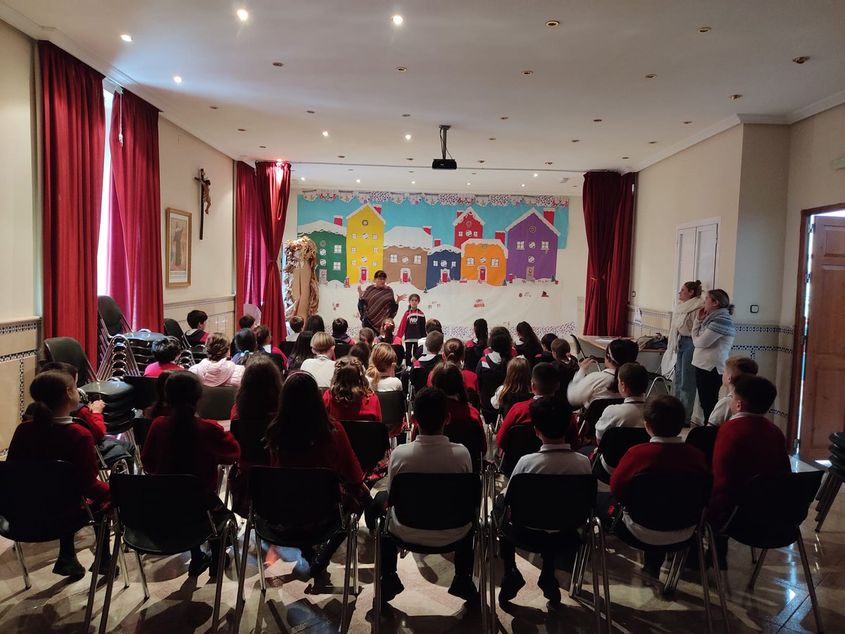 sjosemalaga's tweet photo. El pasado jueves vino a visitarnos Teresa, una maestra del Hospital Materno de Málaga, quien nos explicó el trabajo que desempeña y la importancia de dicha labor. 

Junto a nuestra alumna y compañera Yohaira nos explicaron qué es y en qué consiste la diálisis. https://t.co/dJtFjMHjue