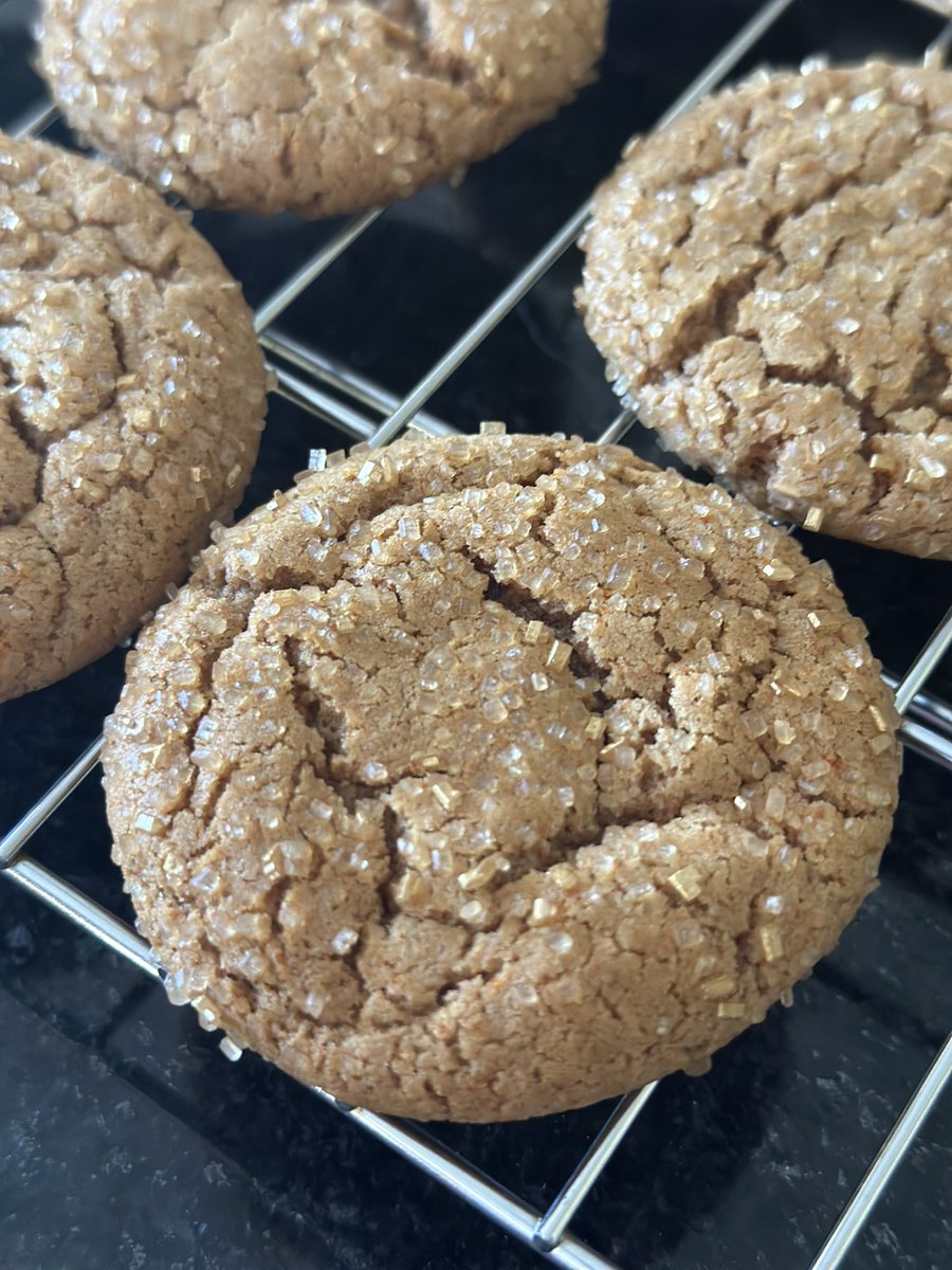 Branded_Nerd's tweet photo. Lord Eshteross’s Maple Ginger Cookies with Turmeric are the prettiest cookies I have ever made in my life and they’re delicious too. Added some gold sugar to the raw sugar so they sparkle a little in the light @CriticalRole https://t.co/zPVIl0zGbs