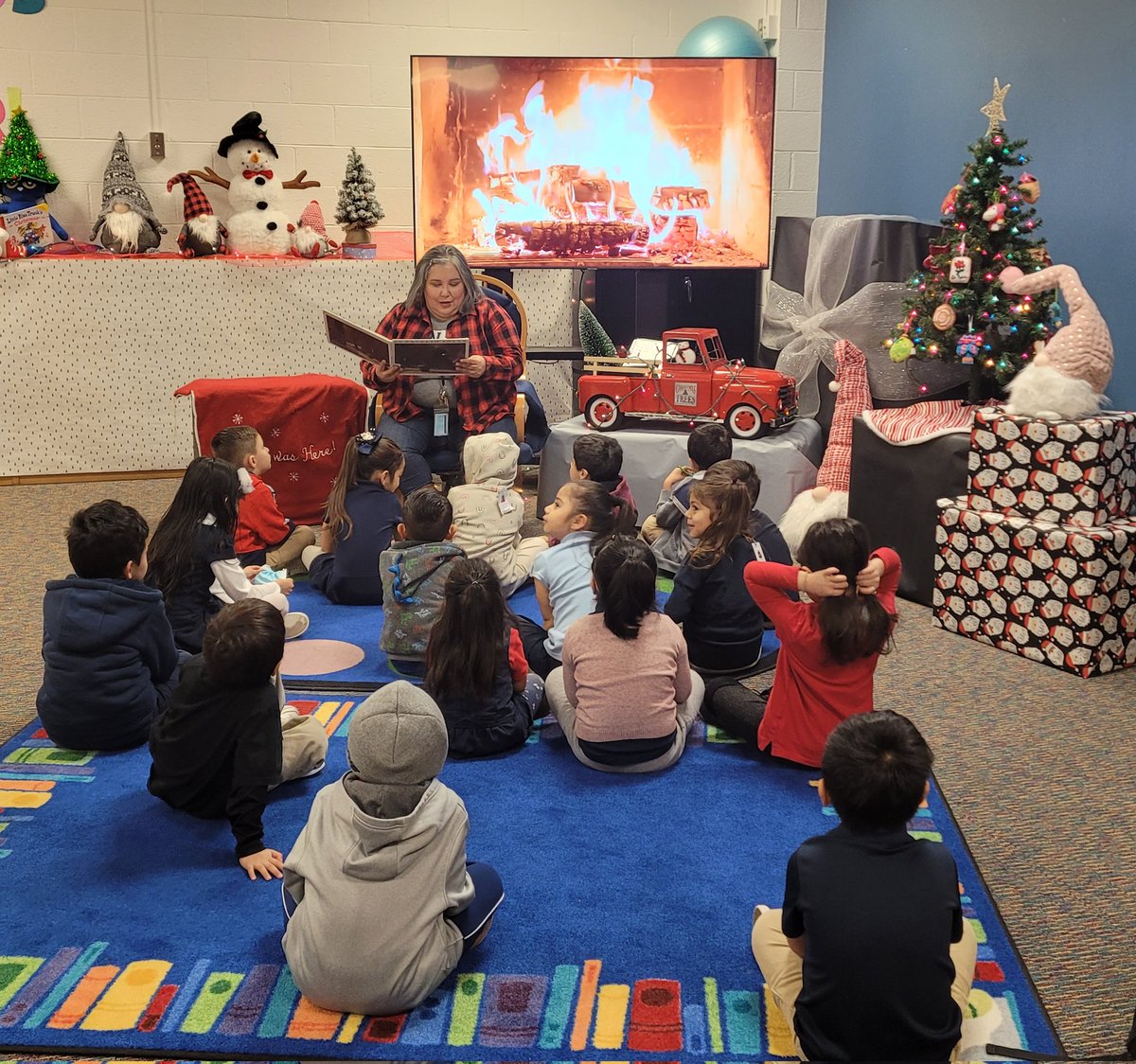 MrsPlascensia's tweet photo. Thank you @mrslsaldana for reading El Expreso Polar! They loved it! @IrvingLibraries @LivelyEagles #LivelyReads #WinterReadAloud https://t.co/X2lx5bPK2X