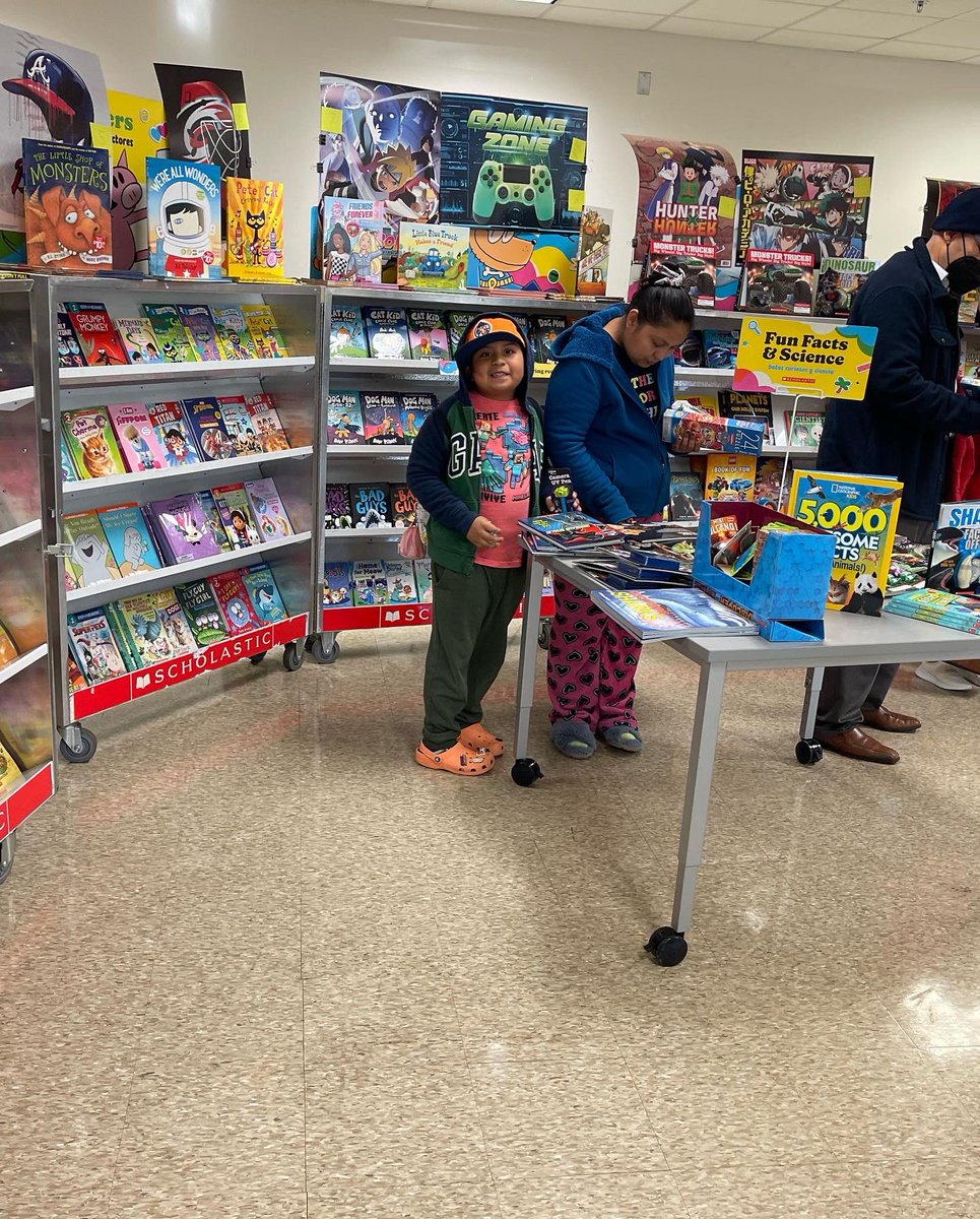 wsfcsvirtual's tweet photo. 📚 ☃️ We had a great turn out at our scholastic book fair this past week!! Now many more are able to share their love for reading 💙
#WSFCSVirtualAcademy https://t.co/mfr80nKlw7