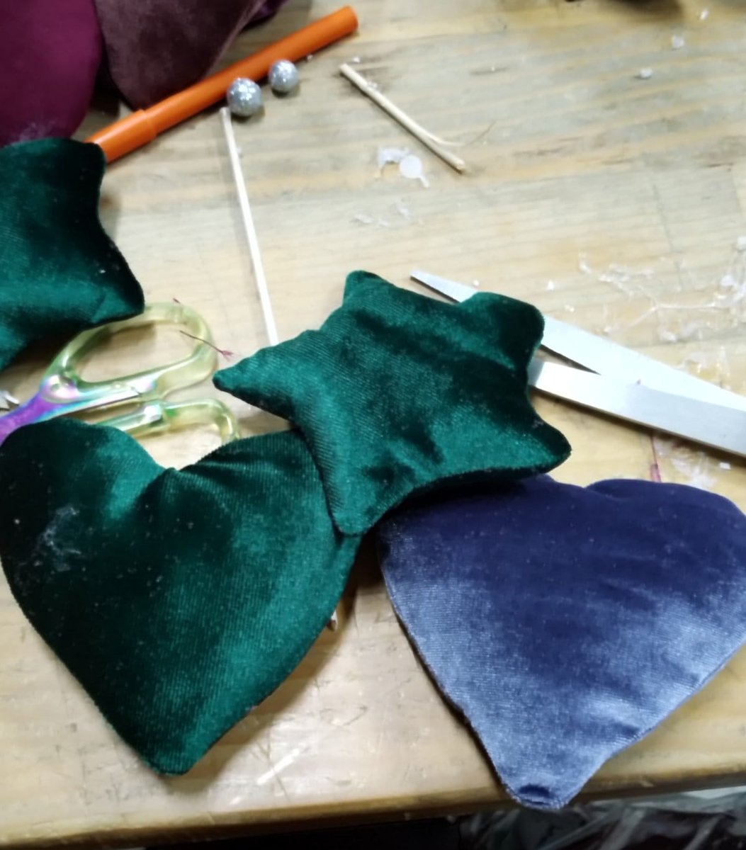 LegisSkopje's tweet photo. Our colleague Jasmina, together with the refugees from the transit center Vinojug in Gevgelija, are making handcrafts that will be sold at the humanitarian bazaar in Gevgelija before the New Year holidays. https://t.co/8JY8TFOSrP