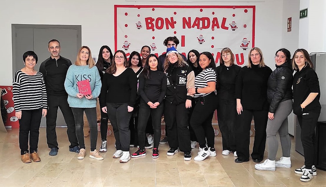 fundaciompla's tweet photo. Avui l'alumnat de CFGM d'Atenció a la Dependència del @insmontsia ens ha fet un regal molt emotiu 🎶🎄. Tot un plaer rebre una #CantadadeNadales tan especial i unes postals nadalenques fetes amb el ❤️. Sempre sereu benvinguts i benvingudes a la nostra escola! https://t.co/bB2cuzpNPw