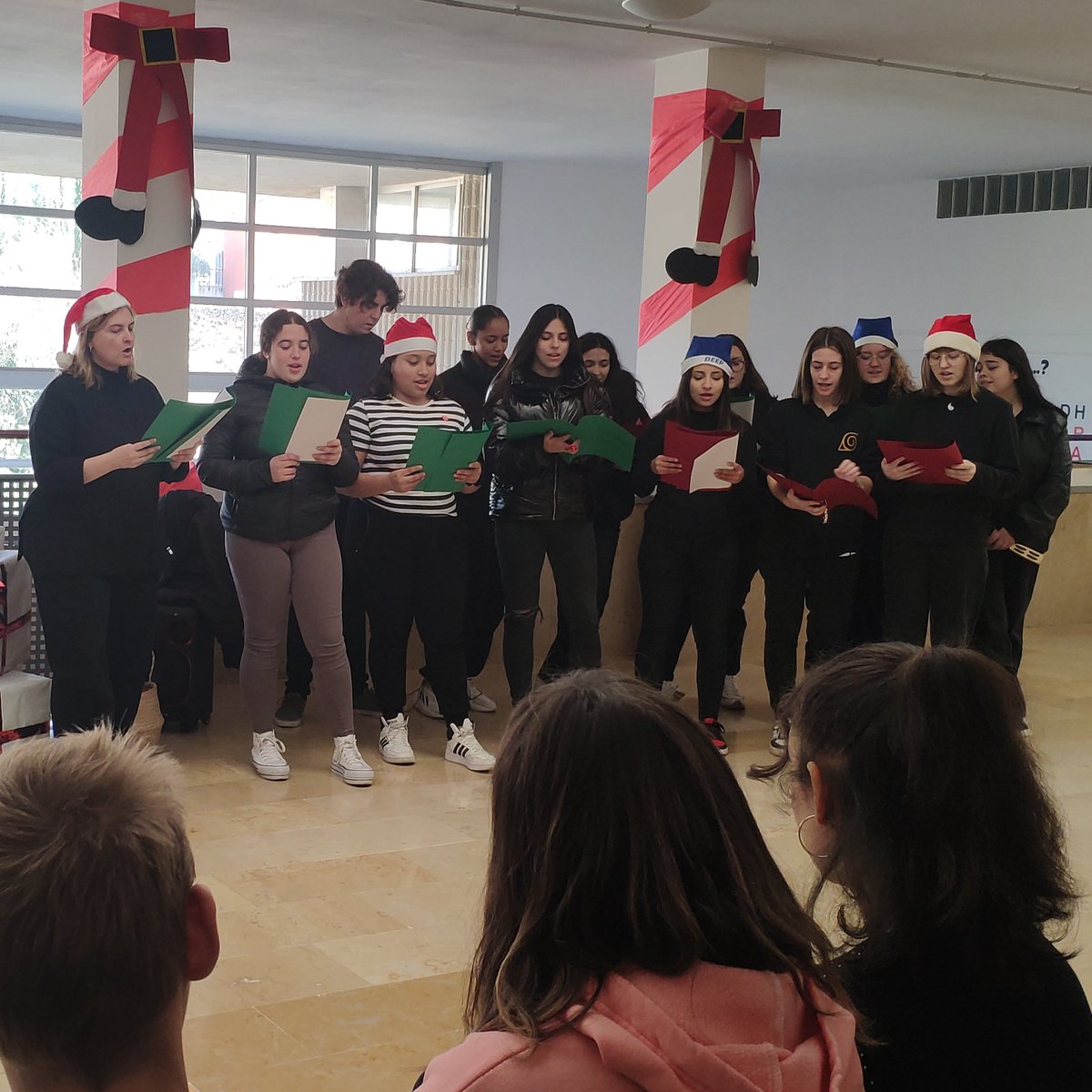 fundaciompla's tweet photo. Avui l'alumnat de CFGM d'Atenció a la Dependència del @insmontsia ens ha fet un regal molt emotiu 🎶🎄. Tot un plaer rebre una #CantadadeNadales tan especial i unes postals nadalenques fetes amb el ❤️. Sempre sereu benvinguts i benvingudes a la nostra escola! https://t.co/bB2cuzpNPw