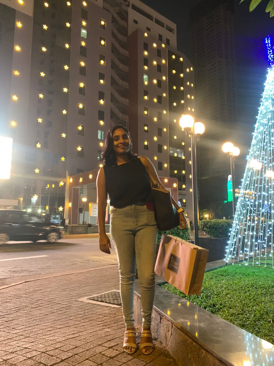 maDhe_rulz's tweet photo. No matter how blurry the picture was, how dark I was looking in them, the efforts that made to capture those beautiful moments were priceless. So glad that I got to spend some quality time during the hustle and bustle of the city.   
#PostOfAppreciation #December2022  #Blessed💝 https://t.co/0eZM2dXfqZ