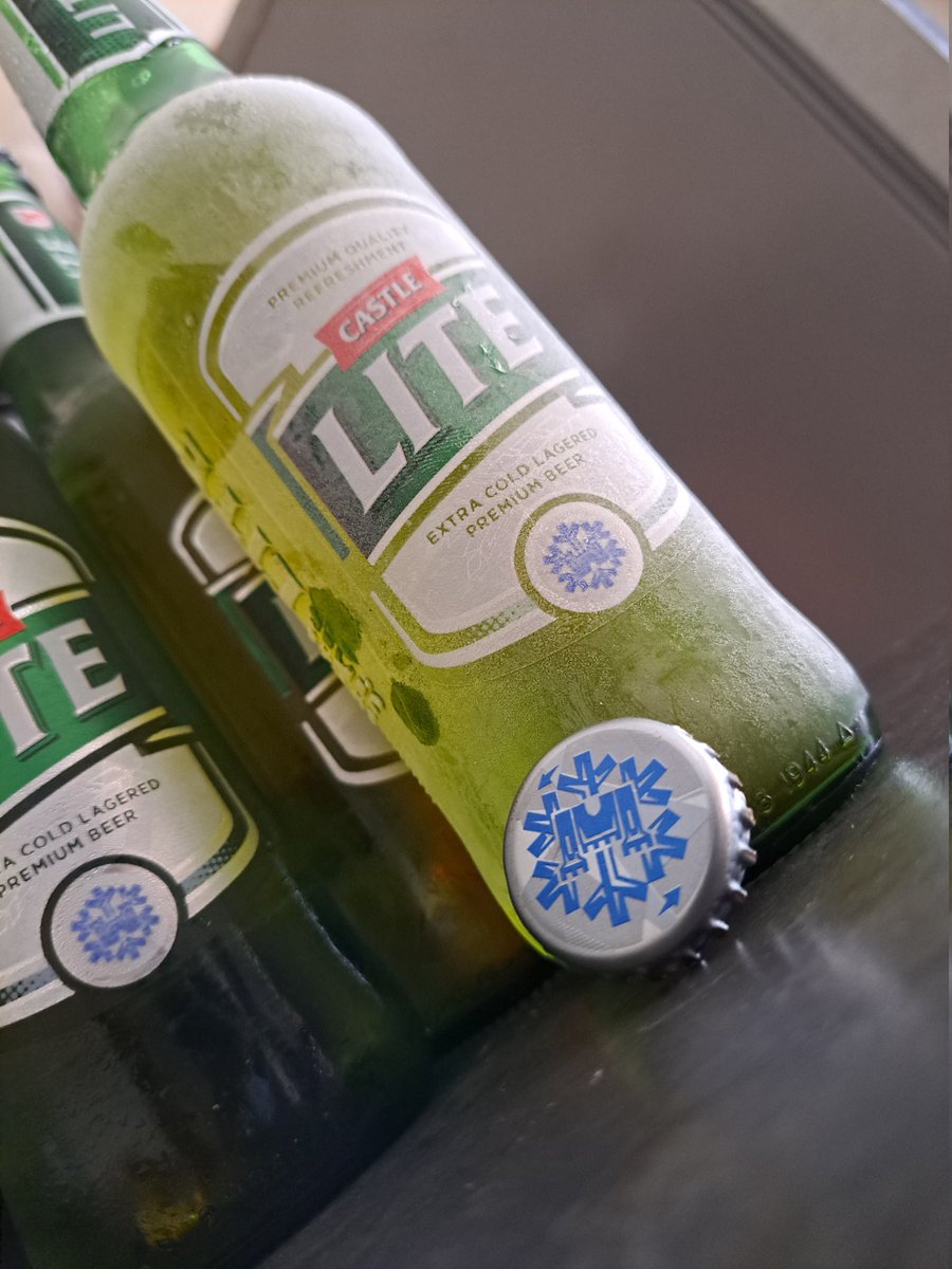IAmForeverMack's tweet photo. @castlelitesa Did someone say Extra Cold🤏😎🧊🍻, Shout out to @castlelitesa for the hook up. #LitenUpSummer https://t.co/KyS5SXYKRy