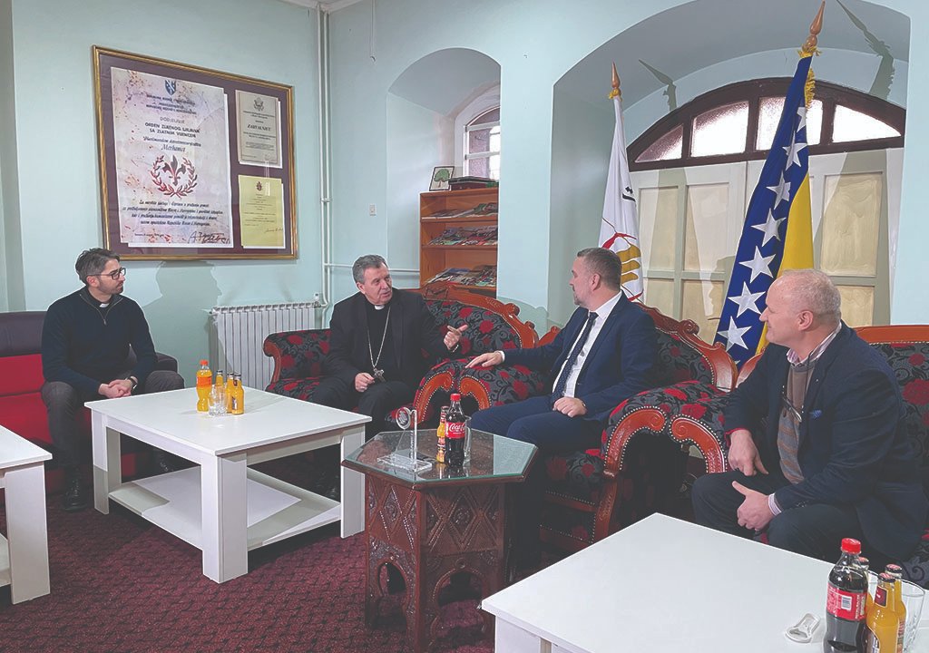 Nadbiskup Tomo Vukšić umjesto uobičajenoga božićnog prijema darovao je 2000 obroka četirima pučkim kuhinjama: Caritasa, Kruha Sv. Ante, Merhameta i Dobrotvora koje djeluju u Sarajevu