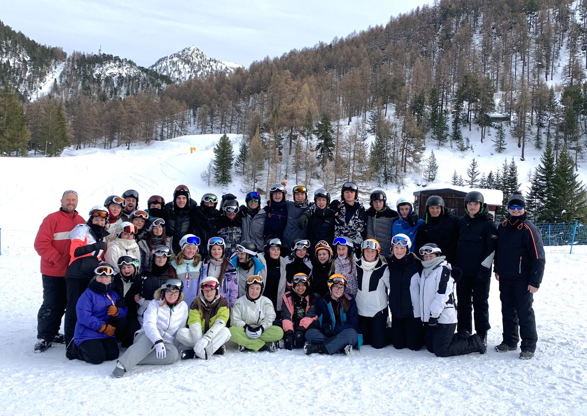 An impromptu group picture at the end  of day 3 at Claviere. Students and staff having a great time! #HUMSki2022 #HalsburyTrips