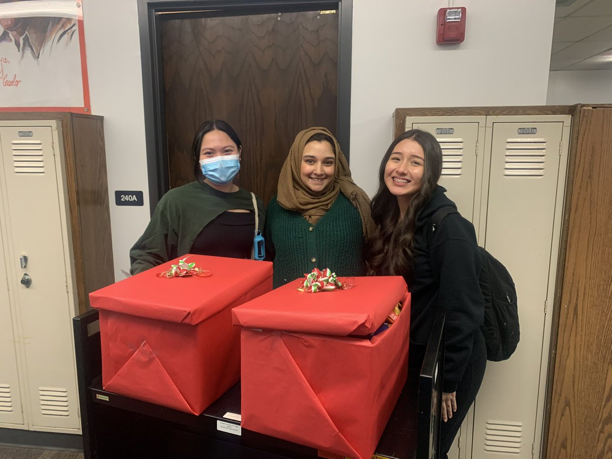 EGHSActivist's tweet photo. Rollout!!! Awesome job, EGHS! 
We were able to package food for 18+ families!! #EGLegacy #EGHSisActive #WeAreEG https://t.co/S3R3Ytt365