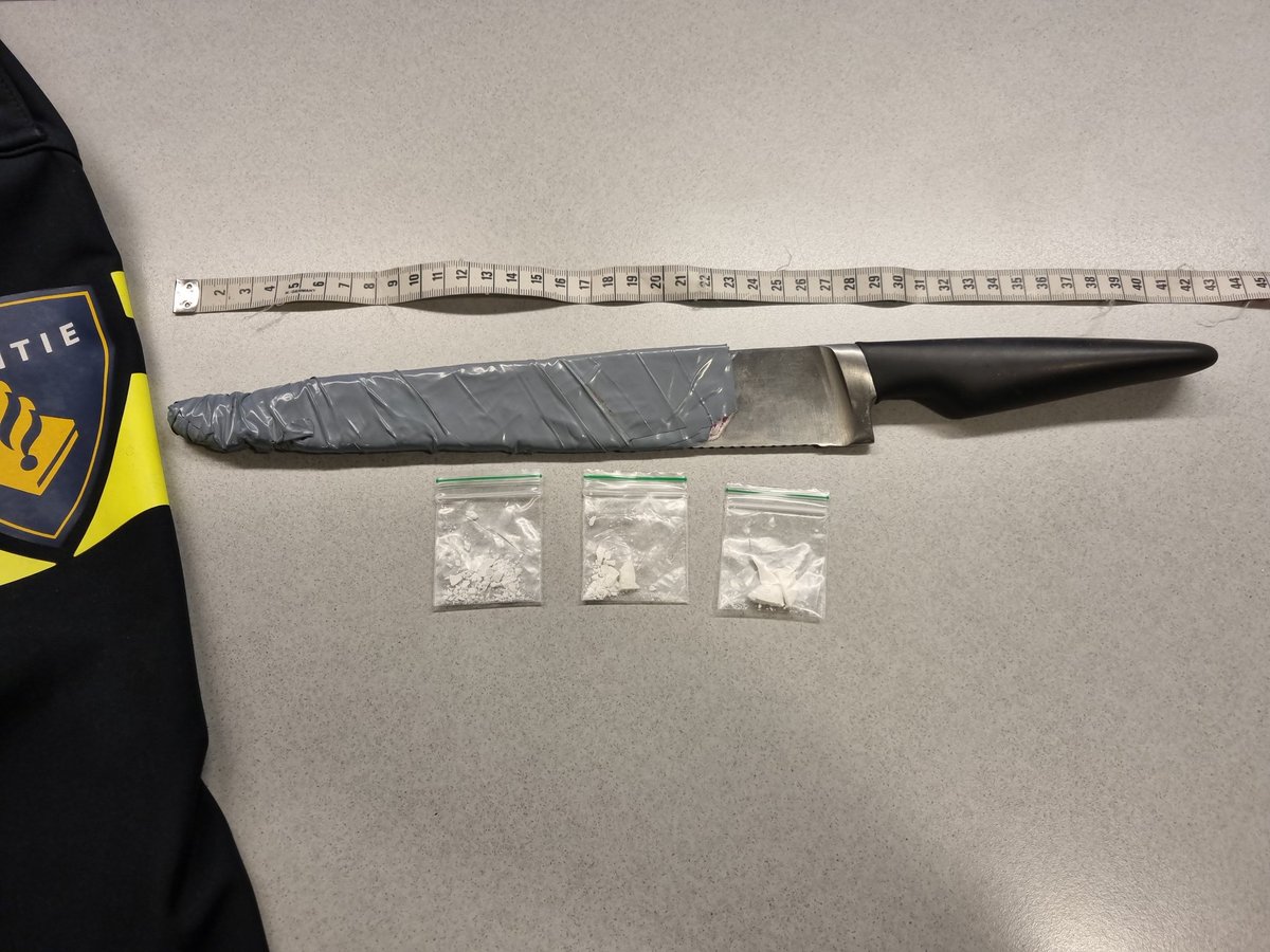 Vanmiddag trok een man op een scooter de aandacht door luid toeterend een groepje mannen te passeren, die zich ophielden op het #Vrieseplein #Dordrecht. Bij controle had hij geen ID bij zich, maar wel geld, drugs en een groot mes. Man aangehouden. Onderzoek volgt ^ht