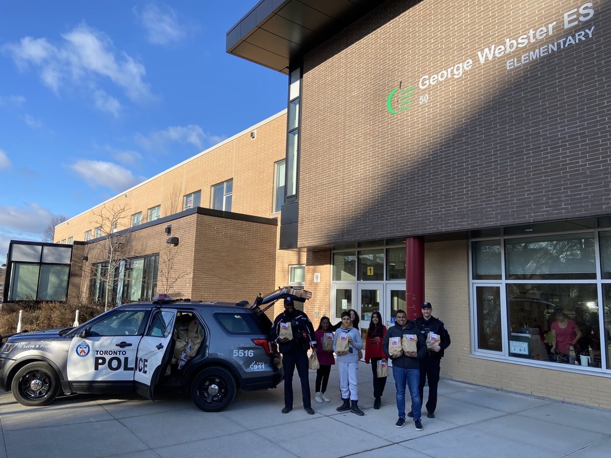 TDSB_GW's tweet photo. Thank you @TPS55Div for #cramacruiser in support of the GW community. We are #bettertogether! These generous food donations from community will go to help many in need! @tdsb @LC4_TDSB https://t.co/gE7endkWsU