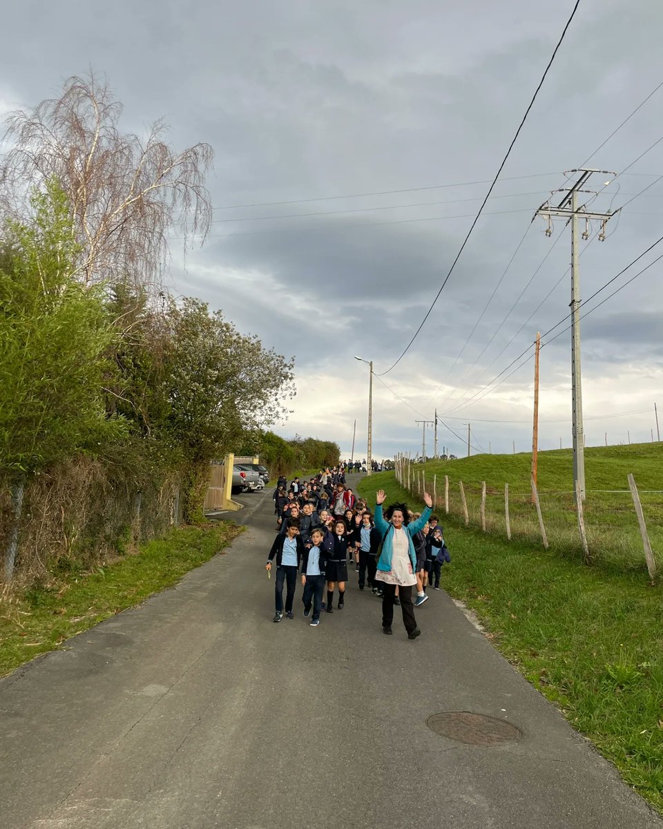 UrdanetaColegio's tweet photo. Los alumn@s de 2° de Primaria han bajado al pueblo de Loiu a echar la postal solidaria y a disfrutar de la mañana en los columpios. https://t.co/0cOrmF8XPb