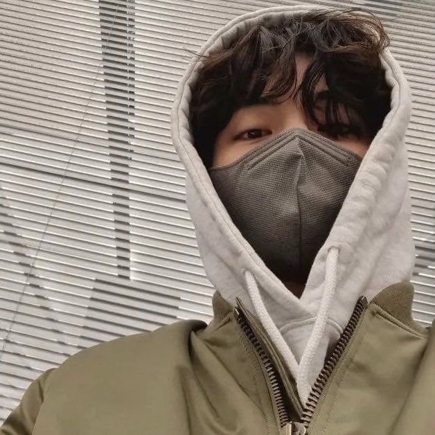 taevml's tweet photo. ⠀⠀⠀
#𝘃 : 𝖼𝖺𝗎𝗌𝖾 𝗒𝗈𝗎’𝗋𝖾 𝗒𝗈𝗎 | 𝟭𝟵 𝖽𝖾𝖼.

доброго вечера, мои дорогие. начало недели всегда даётся трудно, но мы должны настроиться на учебу/работу и хорошо постараться в течение рабочих дней.

посмотрите, кто со мной сейчас. https://t.co/ar68Ir3yJz