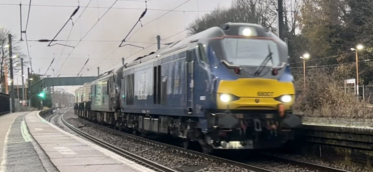 While waiting for my train back home…

68007 + 88009 came passing by heading to Crewe Coal Sidings #Class68 #Class88