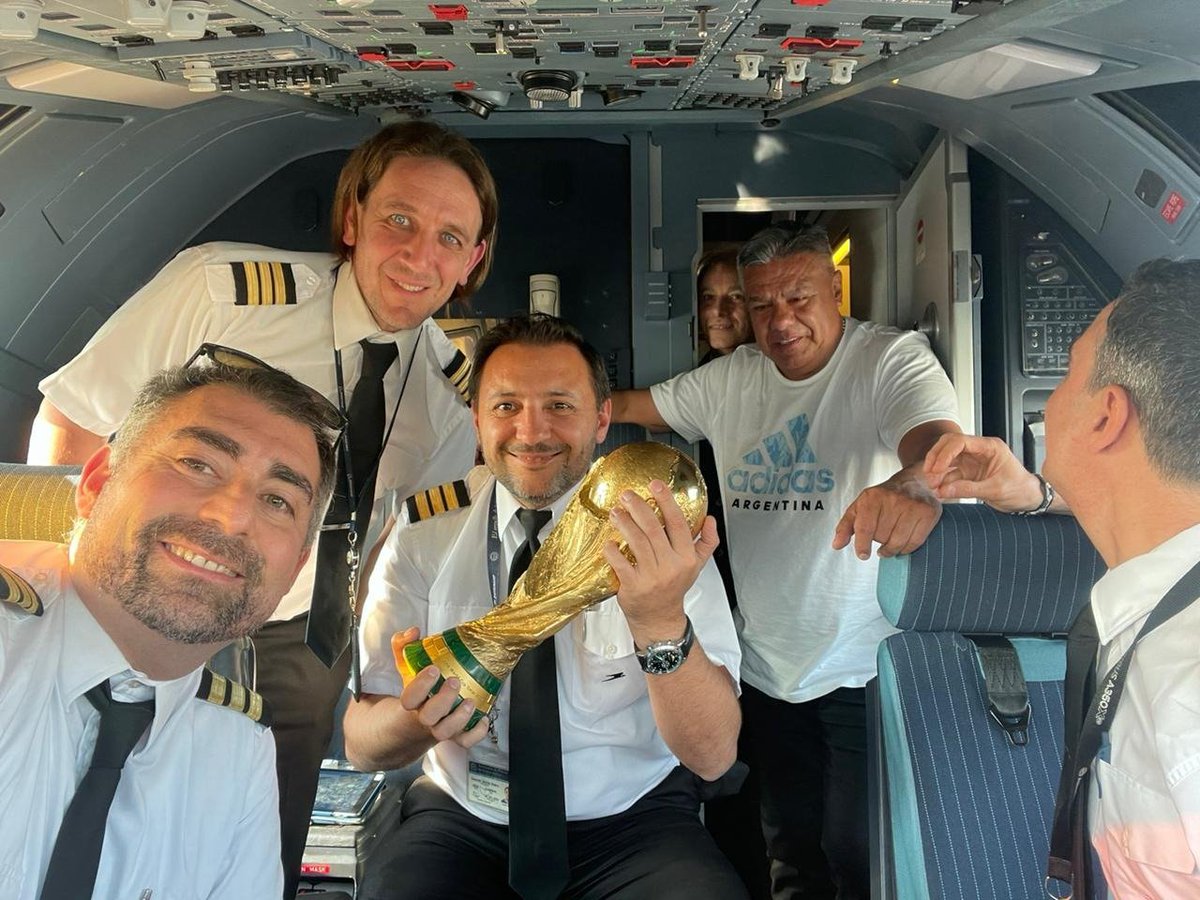 EdgardoDepetri's tweet photo. Vienen los campeones y traen la Copa. Viajan por nuestra línea de bandera, esa que Macri quiere entregar para que sus socios y amigos hagan negocios. Aerolíneas Argentinas, orgullo nacional que no se privatiza. https://t.co/txv4VPHe5i