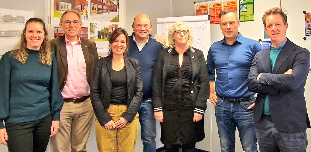 Vanmiddag hadden we bezoek op de Willibrordschool. We zijn gevraagd een bijdrage te leveren aan het nieuwste boek van @EvaNaaijkens en Martin Bootsma over thematisch onderwijs. Bouwen  aan een kennisrijk curriculum met <a href="/NKC_socials/">Nederlands Kennis Curriculum</a> #eervol