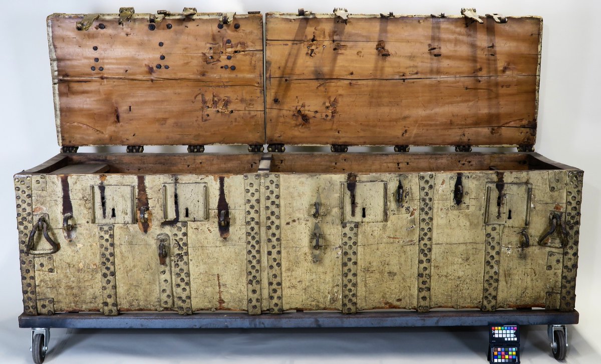 This chest is the oldest archive of the city of <a href="/Stad_Antwerpen/">Stad Antwerpen</a>. Thanks to #dendrochronology we know it was assembled between 1301-1317 CE, made with thick planks of Silver fir. The bottom plank is a repurposed ship timber (of a cog?). How do we know this?