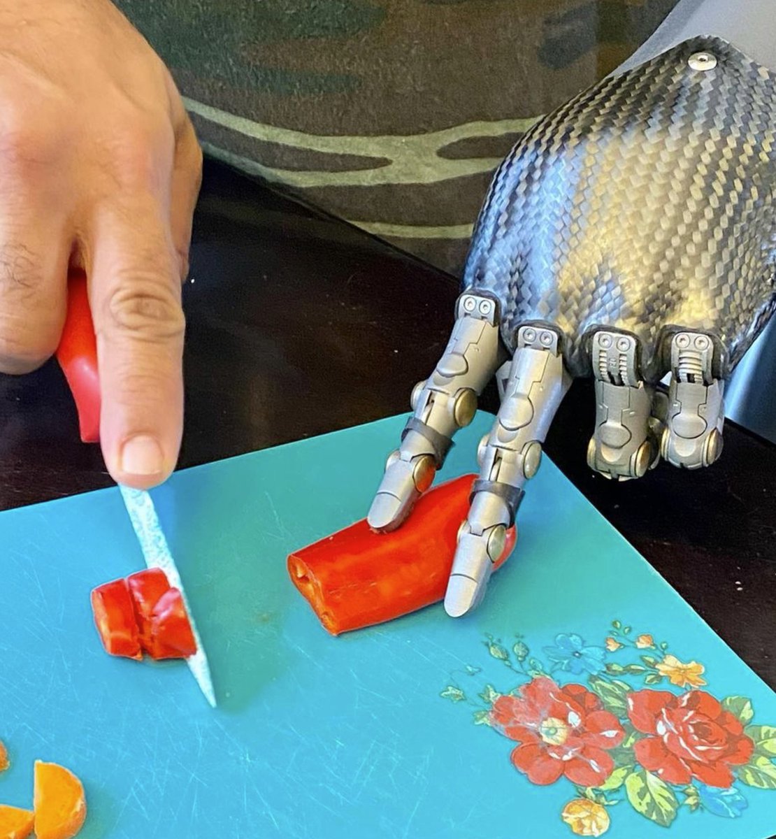 _pointdesigns_'s tweet photo. Point Designs ambassador Allen Bragg's prosthesis has allowed him to get back to many of the activities that he used to love, such as preparing meals around his home. He wears a five finger prosthesis, with four Point Digits and a Point Thumb.

#pointdesigns #pointdigit https://t.co/nfzb33wsS3