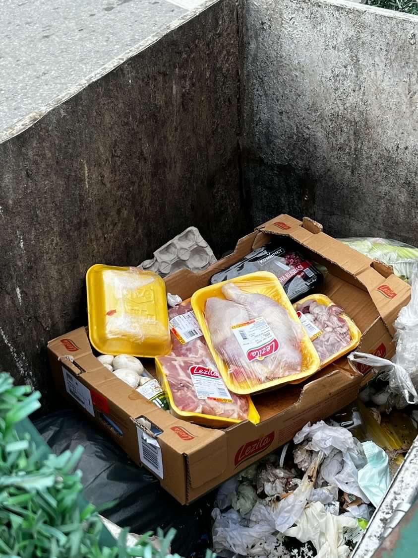 Musaozsoy's tweet photo. Son tüketim tarihleri geçmeden ciddi bir indirim yapılsaydı bugün bu tavuk ürünleri birkaç ailenin sofrasında tüketilebilirdi.
Aylardır onca örnek paylaştık.
İsrafa dur diyecek tek bir mevzuat çıkarılmadı, kılınız bile kıpırdamadı.
@TCTarim https://t.co/WWNdp7hjuA