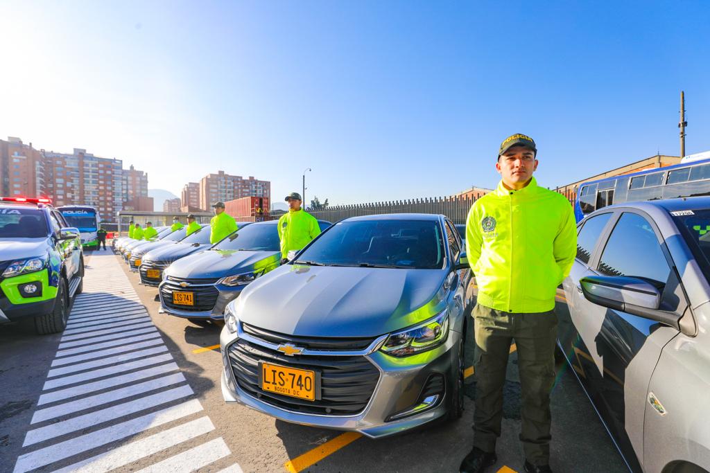 Bogota's tweet photo. 11 mil millones de pesos invertidos en el parque automotor para fortalecer la operación de la @PoliciaBogota.

✅11 Camionetas Pick Up 
✅35 vehículos ONIX 
✅3 buses uniformados 
✅6 camiones de 5 a 7 toneladas 
✅1 equipo radiolocalizador

#ComandoMEBOG https://t.co/mUAO9lBjlJ