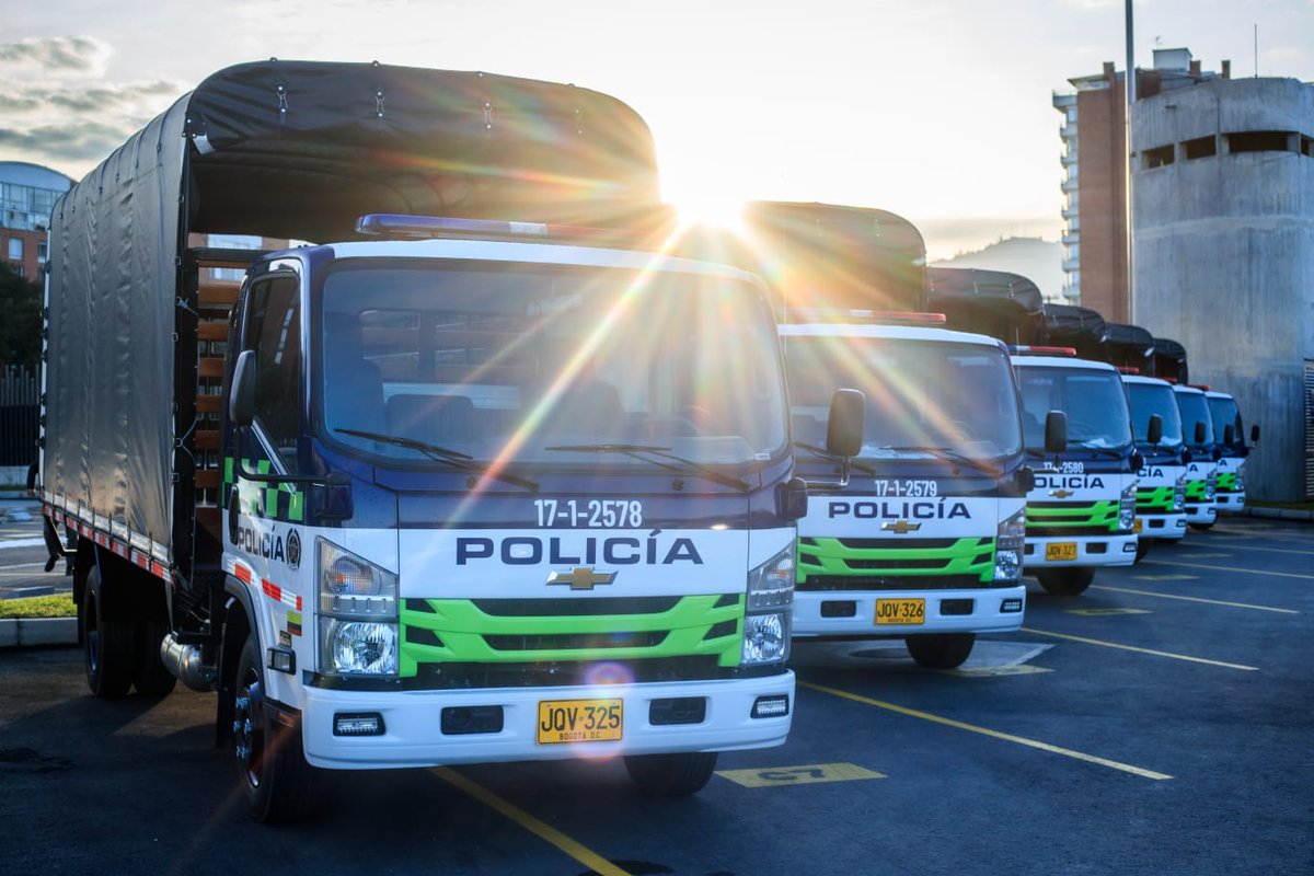 Bogota's tweet photo. 11 mil millones de pesos invertidos en el parque automotor para fortalecer la operación de la @PoliciaBogota.

✅11 Camionetas Pick Up 
✅35 vehículos ONIX 
✅3 buses uniformados 
✅6 camiones de 5 a 7 toneladas 
✅1 equipo radiolocalizador

#ComandoMEBOG https://t.co/mUAO9lBjlJ