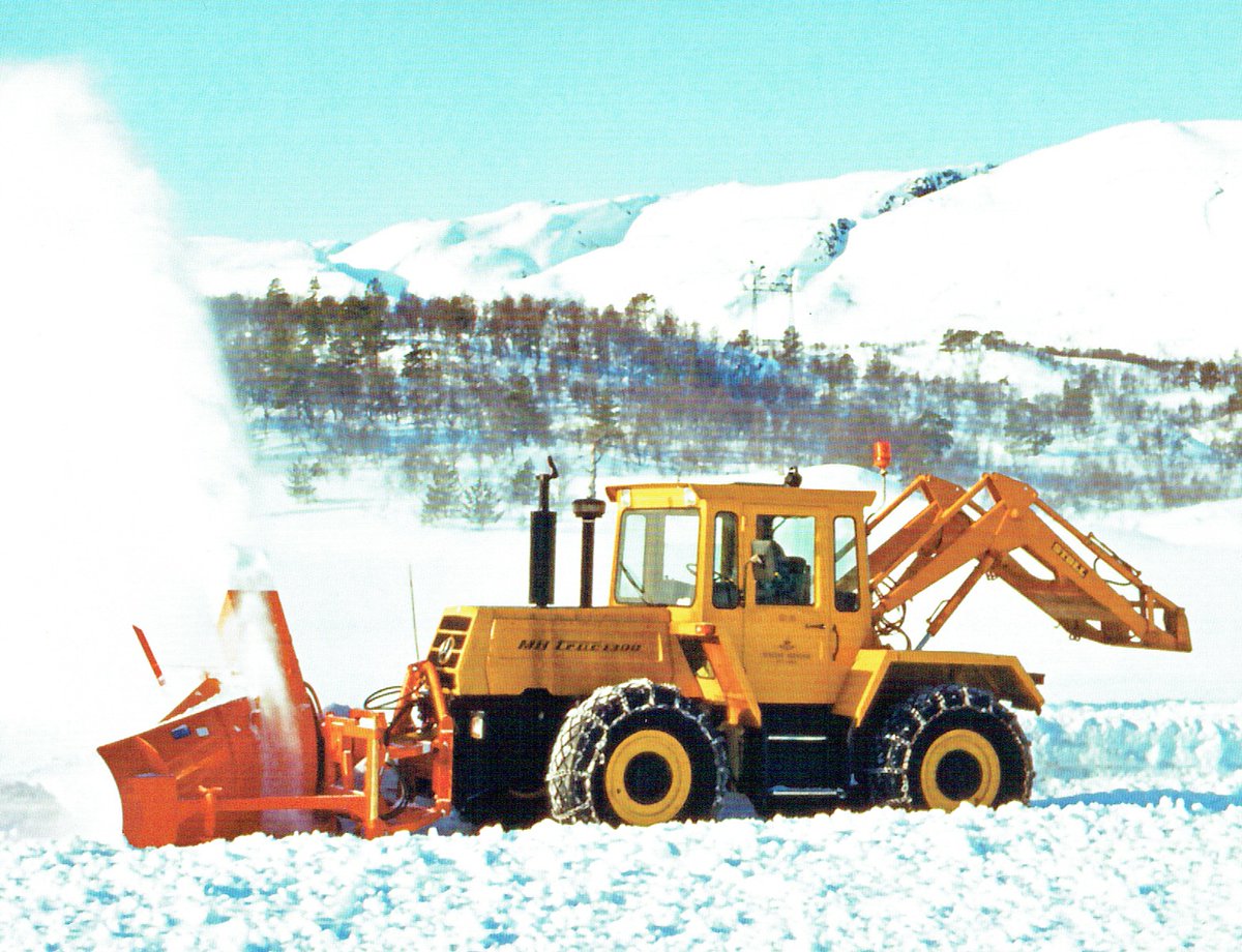 UnimogCommunity's tweet photo. MB-trac 1300 with a side snow blower type S 5 from Schmidt. Photographed by Günther Uhl for the 2023 weekly calendar by Podszun. #mbtrac #mbtracpower #systemschlepper #mercedesbenztrac #tractechnik #mbtrac1300 #schmidtstblasien #stblasien #alfredschmidt #winterdienst https://t.co/I652xlu0uM