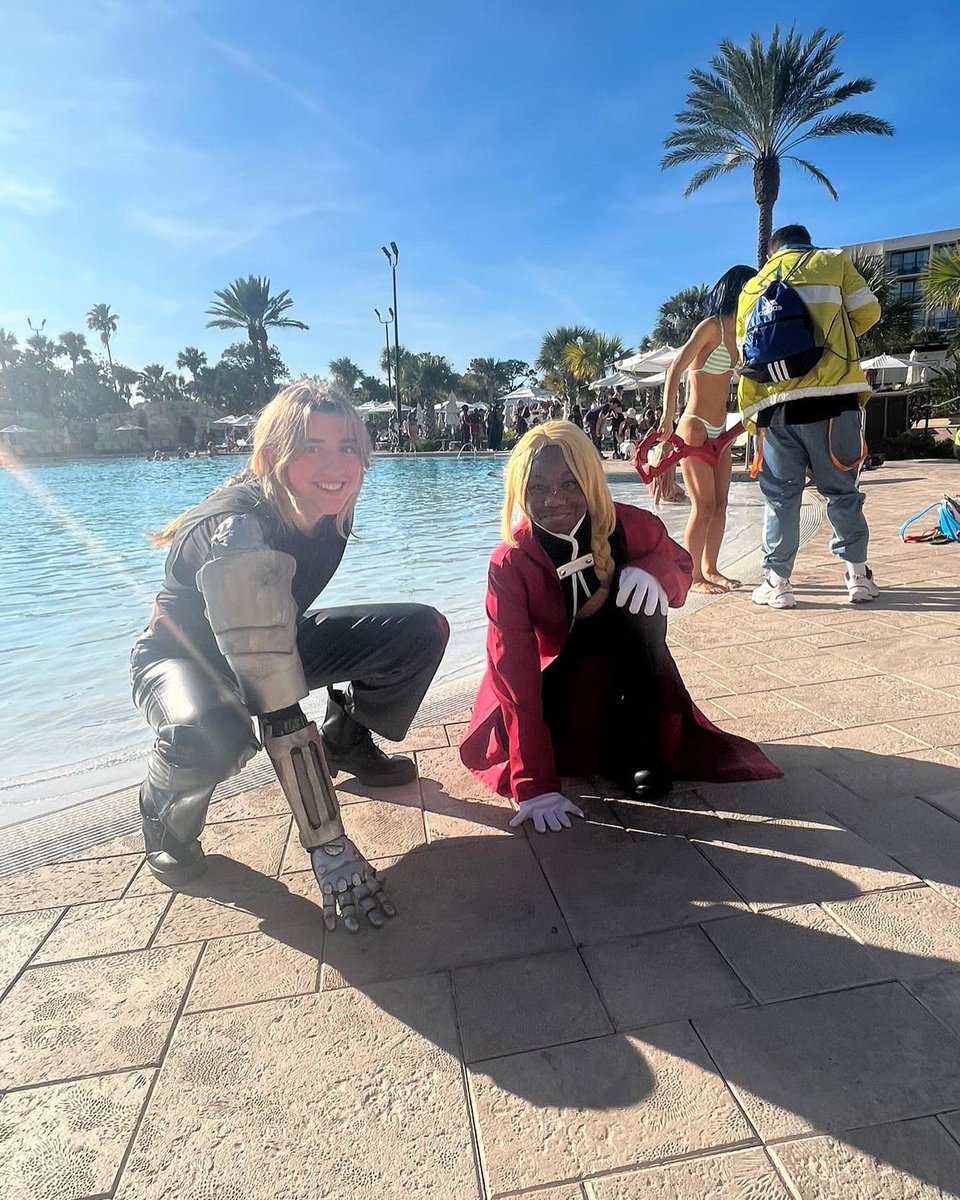 vantoinettep's tweet photo. More HolMat photos! Yes, I did get another picture with Akidearest 😅 #HolMat2022 #akidearest #FMAB #cosplay #animecon https://t.co/mNlcqJorhn