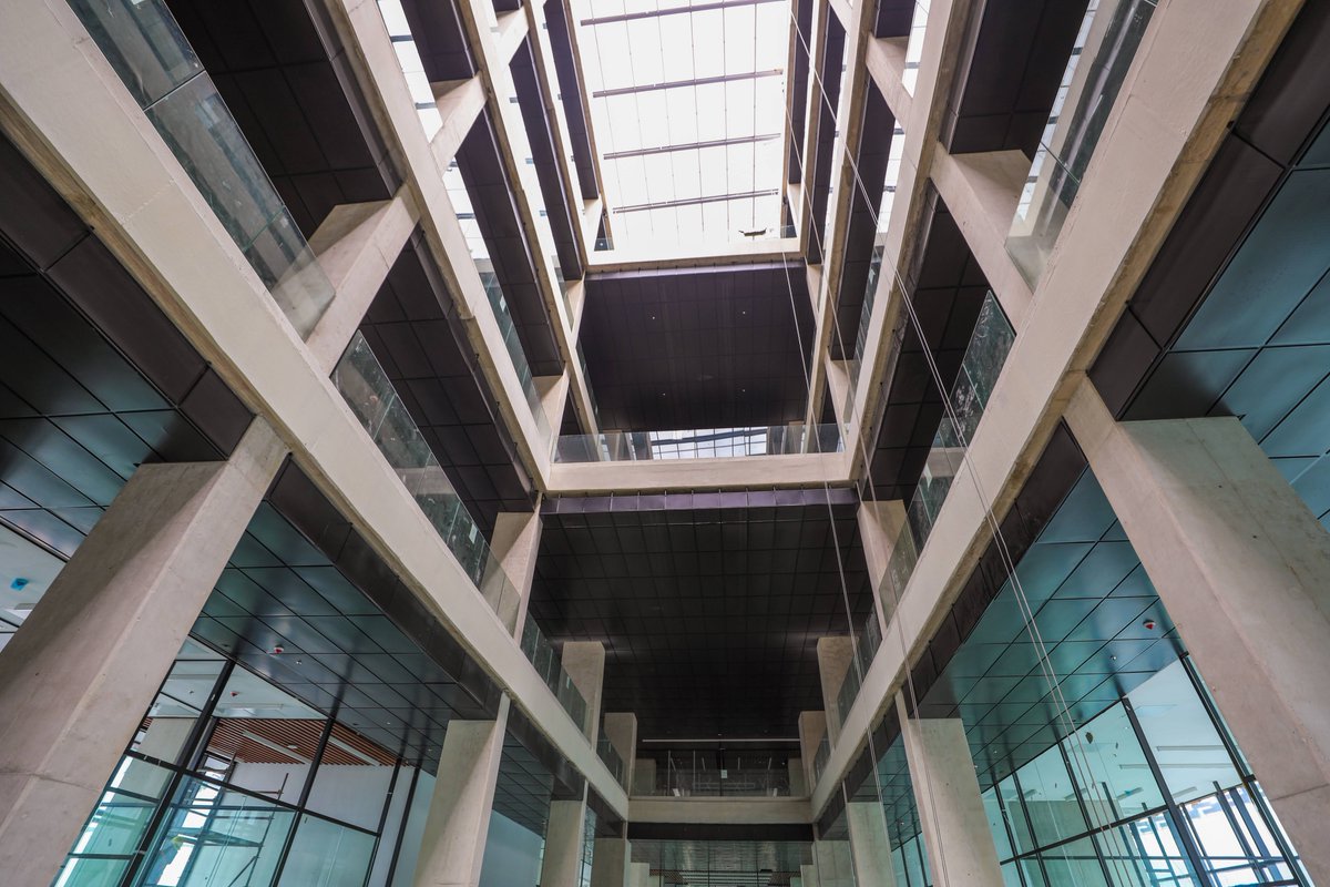 Bogota's tweet photo. Arquitectos de la @UNALOficial estuvieron a cargo del diseño del nuevo #ComandoMEBOG.

Cuenta concaracterísticas bioclimáticas que favorecen el uso eficiente del consumo de energía, ventilación natural 🍃, reutilización de aguas lluvias, entre otras. https://t.co/Lg1DA3Zxpz